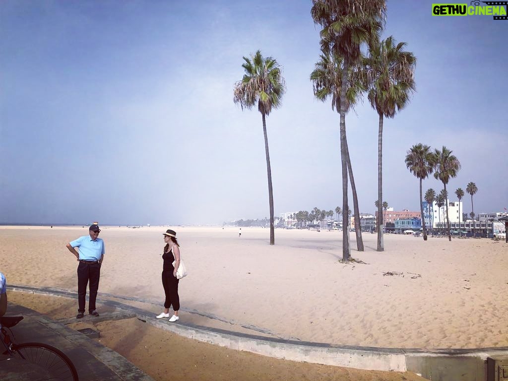 Camilla Arfwedson Instagram - Chats on Venice Beach with Pappa 💙