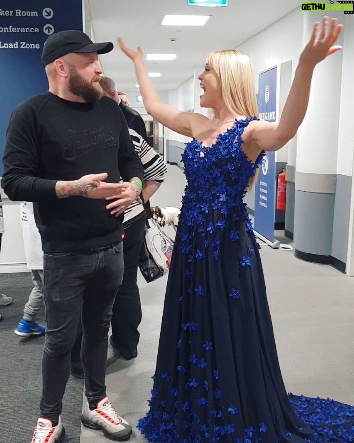 Camilla Kerslake Instagram - Re-posting this little gem! Mr @arron_crascall has an operatic back up if his comedy career falls through! You never know who you're going to bump into back stage @wembleystadium! #OperaSingerInTheMaking #SmashedIt #FromTheStomach #ArronCrascall #NFL #NFLUK #AnthemSinger #Soprano Wembley Stadium connected by EE