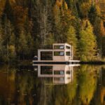 Camille D. Sperandio Instagram - Imagine dormir dans un chalet flottant 🍂 Sauvegarde ce reel et envoie le à la personne avec qui tu aimerais y aller ! Merci @boraborealqc pour l’invitation!