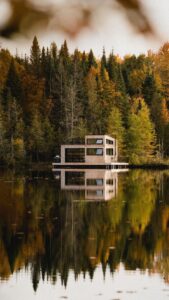 Camille D. Sperandio Instagram - Imagine dormir dans un chalet flottant 🍂 Sauvegarde ce reel et envoie le à la personne avec qui tu aimerais y aller ! Merci @boraborealqc pour l’invitation!