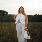 Camille D. Sperandio Instagram - 🌿 Retour aux sources @yvesrochercanada recap photo dump – 10 choses que j’ai aimé de mon trip à La Gacilly! 1 – premièrement, l’endroit !!! La Grée des landes est un espace complètement zen et magnifique. Dès notre arrivée, on s’est senti apaisé par le décor féerique, les jardins, les piscines. C’était un vrai petit paradis! 2- Le village de La Gacilly, tellement charmant! On y trouve boutiques et restaurants, c’est définitivement une ville à visiter en Bretagne! 3 – les moments précieux et de fou rire avec ma @noemiebannes 4 – tous les goodies @yvesrochercanada – tout ce qu’on a pu tester et découvrir comme produits! En plus d’en apprendre plus sur l’héritage de la marque. 5- les repas !!! On a mangé comme des rois. Des repas botaniques, crées par des aliments fraîchement cueillis de leur jardin. J’en rêve encore! 6- toute la gang ! Tellement reconnaissante d’avoir pu vivre ça avec toutes ces belles personnes-là! Go give them a follow 😊 7- l’atelier culinaire avec Mark Greenfield, une légende!!! (il a cuisiné entre autre pour la Reine, Prince et Elton John!) 8- en savoir plus sur les propriétés de l’édulis et de toutes les plantes clé du succès de Yves Rocher. Le pouvoir des plantes est fascinant!!! 9- Visite du FabLab où on a pu en apprendre plus sur la fabrication durable des crèmes naturelles et responsables - on a même pu en crée une de toute pièce! 10 – La maison familiale de Yves Rocher situé dans le centre de La Gacilly, là où tout a commencé en 1959! En tant que skincare fan, c’était un rêve de pouvoir m’envoler vers la France pour en découvrir sur une des marques qui a forgé mon enfance et qui a été littéralement mes premiers contacts avec le skincare. Un gros merci à toute l’équipe chez Yves Rocher et Charlotte de @rosepr pour ce merveilleux voyage de presse! #YvesRocher - invitation