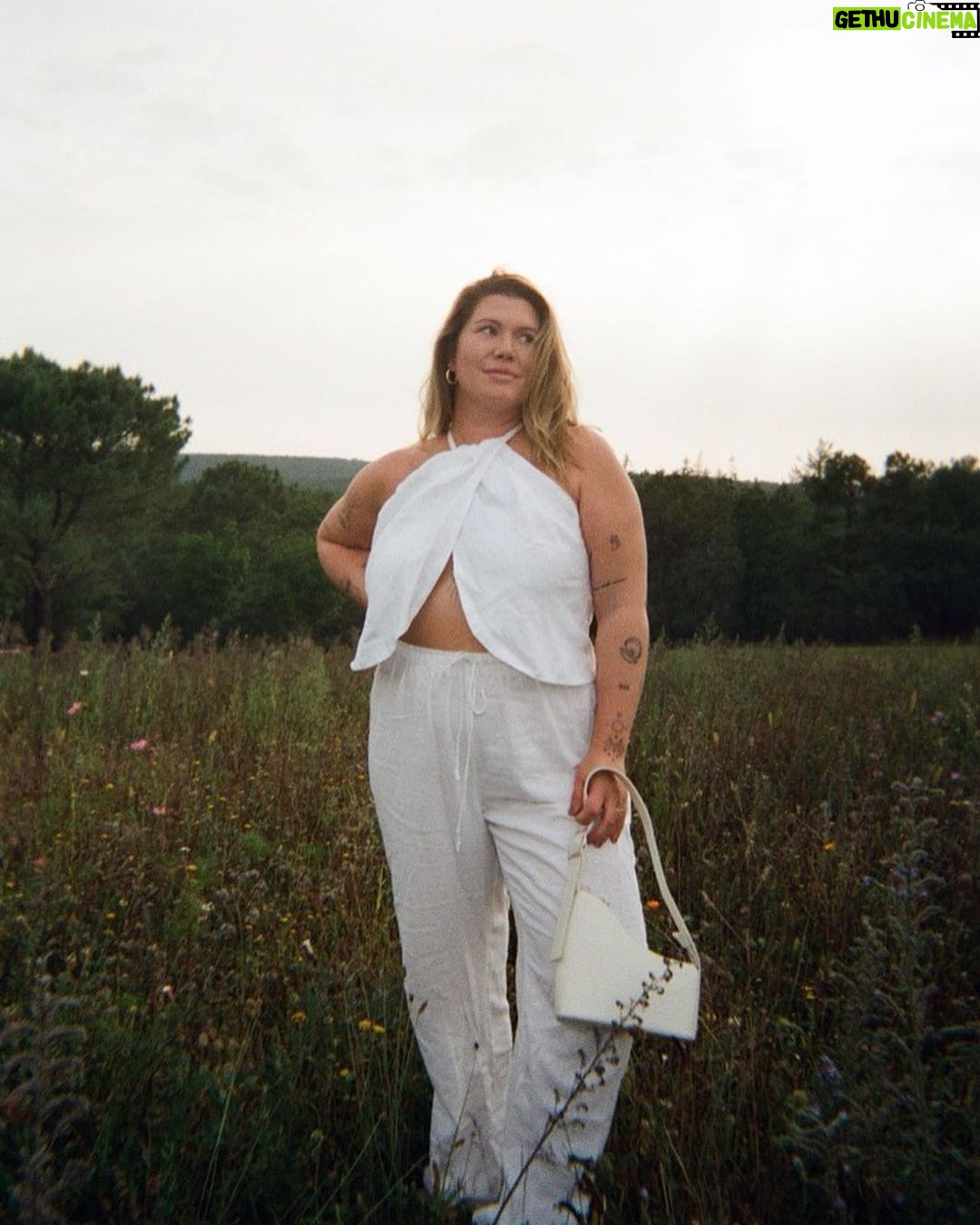 Camille D. Sperandio Instagram - 🌿 Retour aux sources @yvesrochercanada recap photo dump – 10 choses que j’ai aimé de mon trip à La Gacilly! 1 – premièrement, l’endroit !!! La Grée des landes est un espace complètement zen et magnifique. Dès notre arrivée, on s’est senti apaisé par le décor féerique, les jardins, les piscines. C’était un vrai petit paradis! 2- Le village de La Gacilly, tellement charmant! On y trouve boutiques et restaurants, c’est définitivement une ville à visiter en Bretagne! 3 – les moments précieux et de fou rire avec ma @noemiebannes 4 – tous les goodies @yvesrochercanada – tout ce qu’on a pu tester et découvrir comme produits! En plus d’en apprendre plus sur l’héritage de la marque. 5- les repas !!! On a mangé comme des rois. Des repas botaniques, crées par des aliments fraîchement cueillis de leur jardin. J’en rêve encore! 6- toute la gang ! Tellement reconnaissante d’avoir pu vivre ça avec toutes ces belles personnes-là! Go give them a follow 😊 7- l’atelier culinaire avec Mark Greenfield, une légende!!! (il a cuisiné entre autre pour la Reine, Prince et Elton John!) 8- en savoir plus sur les propriétés de l’édulis et de toutes les plantes clé du succès de Yves Rocher. Le pouvoir des plantes est fascinant!!! 9- Visite du FabLab où on a pu en apprendre plus sur la fabrication durable des crèmes naturelles et responsables - on a même pu en crée une de toute pièce! 10 – La maison familiale de Yves Rocher situé dans le centre de La Gacilly, là où tout a commencé en 1959! En tant que skincare fan, c’était un rêve de pouvoir m’envoler vers la France pour en découvrir sur une des marques qui a forgé mon enfance et qui a été littéralement mes premiers contacts avec le skincare. Un gros merci à toute l’équipe chez Yves Rocher et Charlotte de @rosepr pour ce merveilleux voyage de presse! #YvesRocher - invitation