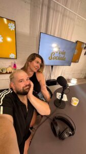 Camille D. Sperandio Instagram - Une envie de pipi pressante 5 minutes avant que Beyoncé monte sur scène 😂😂😂 — l’épisode complet est disponible partout 🎧