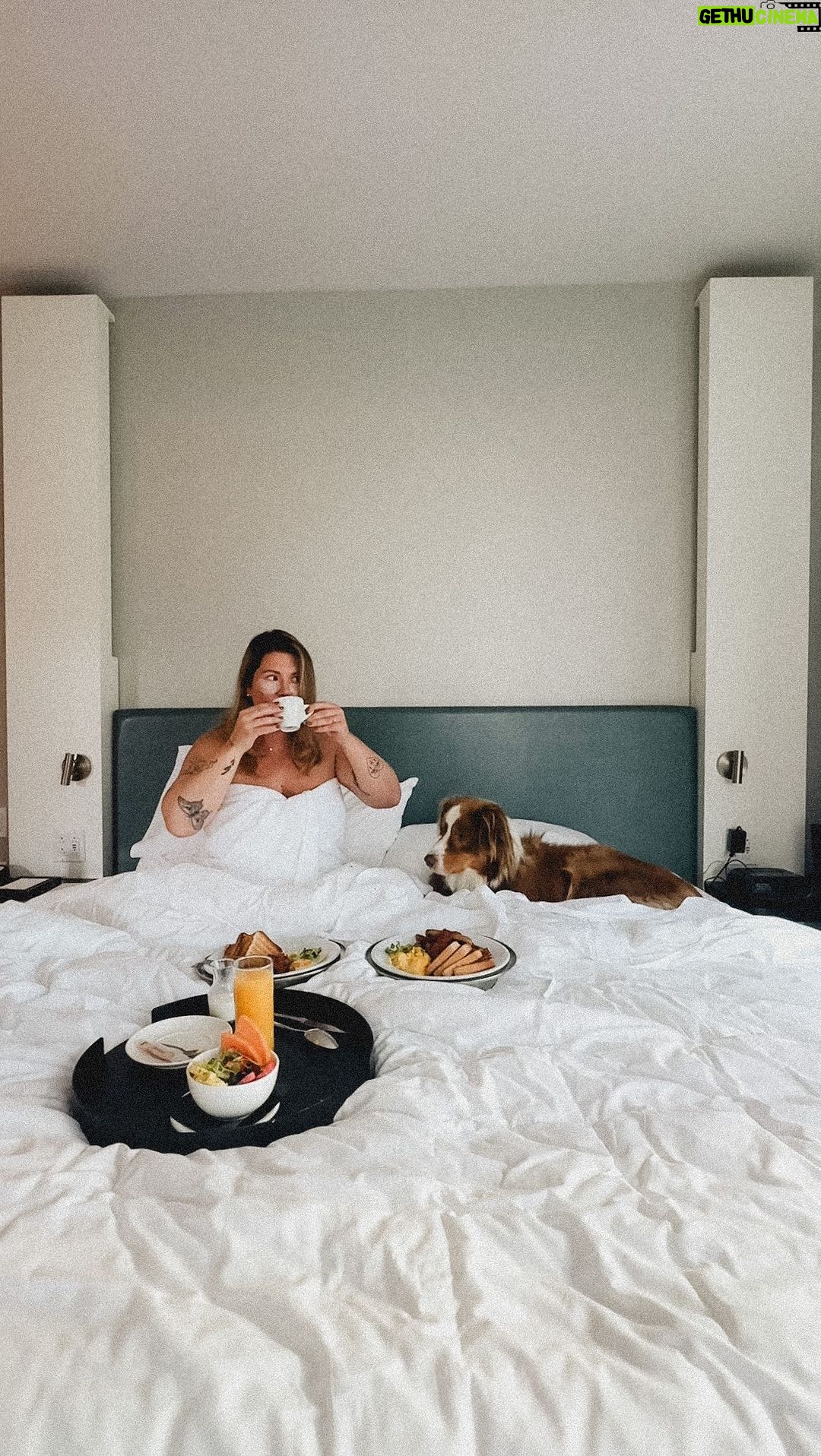 Camille D. Sperandio Instagram - Merci @warwicklecrystal pour ce staycation. 🍳☕️🫐