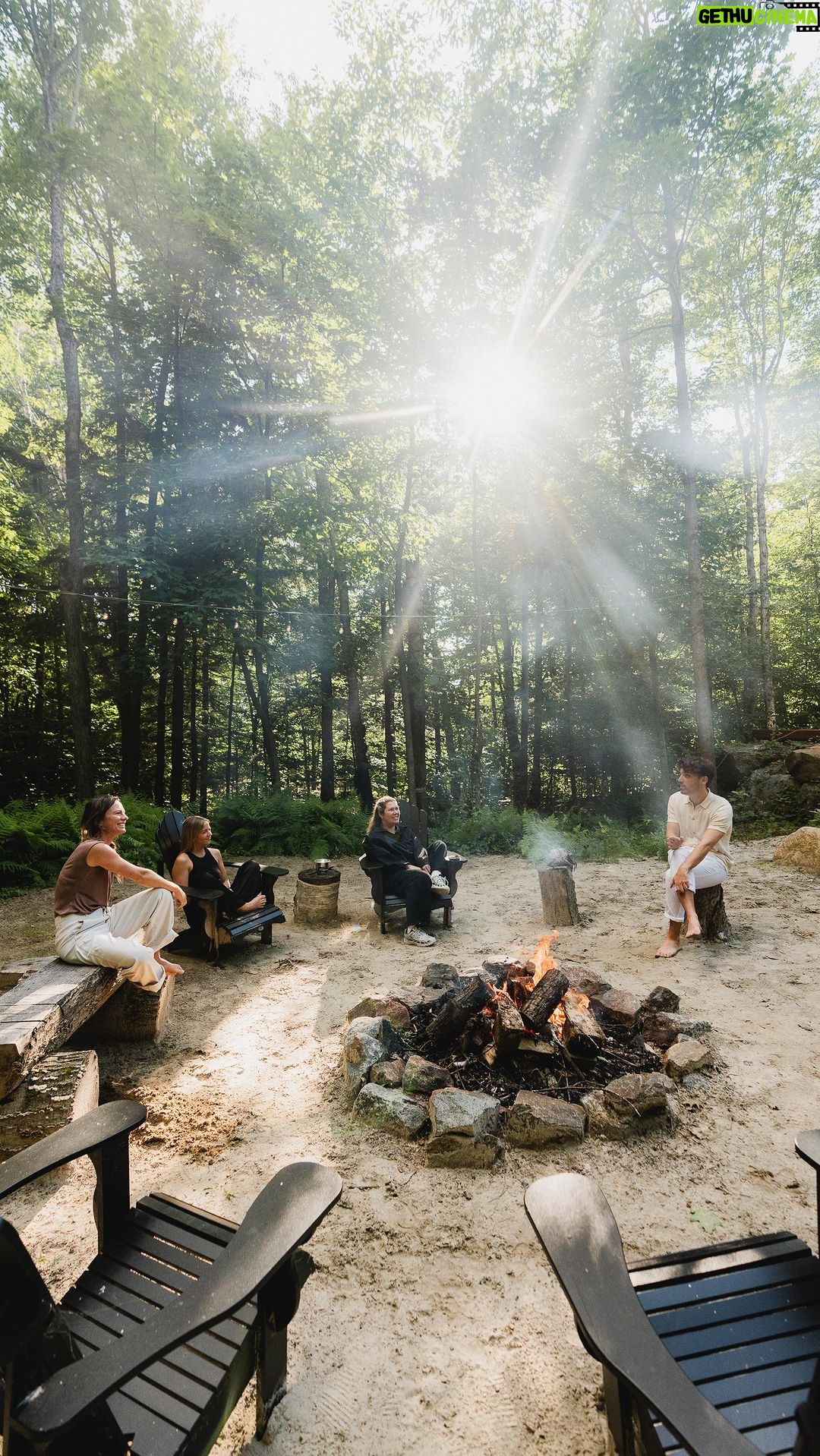 Camille D. Sperandio Instagram - — CABIN TOUR @chalet_inukchic_ 🤍 — Situé à Ste-Anne-des-Lacs, j’ai eu un gros coup de coeur pour ce chalet plus que chaleureux. Dès mon arrivée, j’ai senti une énergie calme et apaisante. 💫 Parfaite location pour les adeptes de plein air car on a accès à plein d’activités sportives aux alentours. Le chalet est pour 8 personnes, et a tout ce qu’il faut pour se détendre : spa et grand pit à feu en pleine nature. 🌿 Save ce REEL pour booker ton prochain getaway 👇🏼 Enjoy 😘