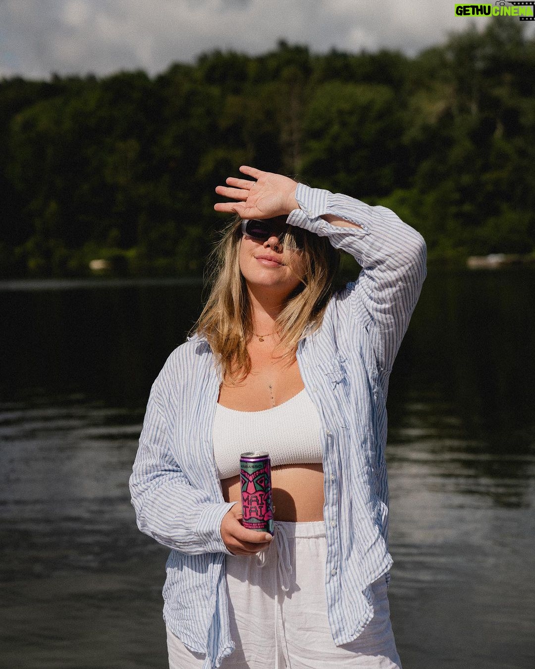 Camille D. Sperandio Instagram - (Terminé!)🦩🫧🍍CONCOURS @wabasso.club 🍍🫧🦩 Ahhhh les vacances! Tellement heureuse de pouvoir profiter des belles journées d’été avec mes copains et enjoy le délicieux prêt-à-boire Maï Taï de Wabasso! Rafraîchissant et tropical, c’est le breuvage de l’été! En plus d’être produit par une distillerie québécoise! On adore! On vous donne donc la chance de gagner un paquet spécial comprenant : - un pack de Maï Taï! - 2 verres TiKi Wabasso - Un Totebag Maï Taï - Une serviette Wabasso - Des cannettes de WhisKeyLime - Un flotteur lapin 🐇 Pour participer, assure-toi de suivre @wabasso.club et identifie les personnes avec qui tu aimerais profiter d’un moment entre amis en dégustant un bon Maï Taï! 🍹 Bonne chance! Le ou la gagnant.e sera choisi.e au hasard dans 7 jours! #distilleriewabasso #maïtaï #pub