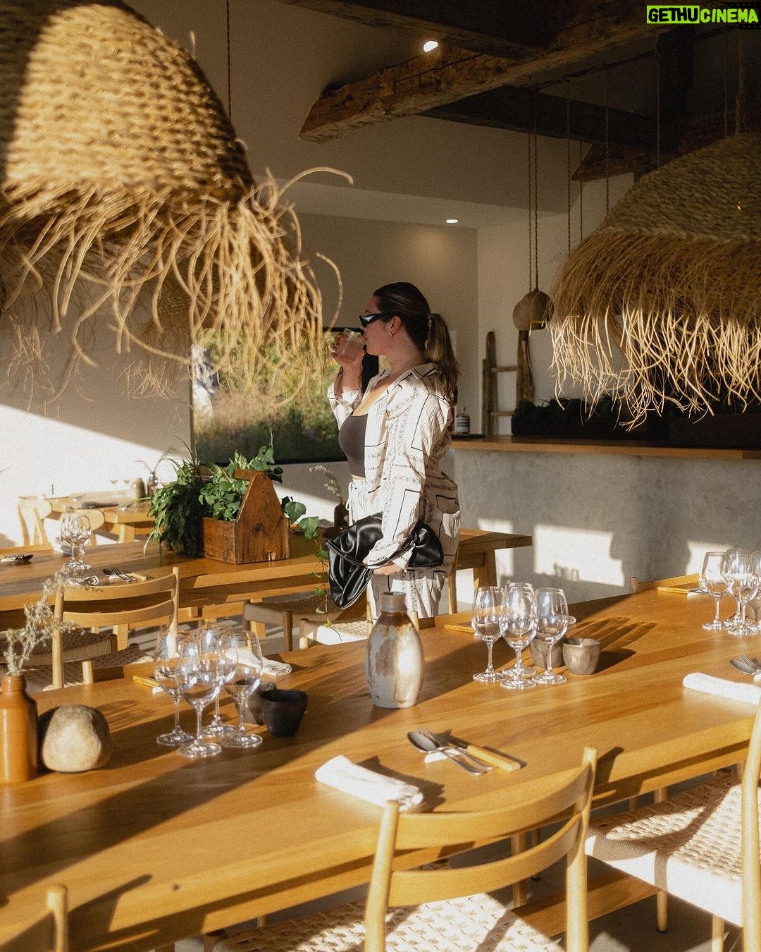 Camille D. Sperandio Instagram - découverte de @maisondesoma et complètement sous le charme de cet endroit. 🌾 Merci pour cette soirée magique où on a pu découvrir les lieux et y déguster un menu 9 services, frais, bio et local. 10/10 ⭐️