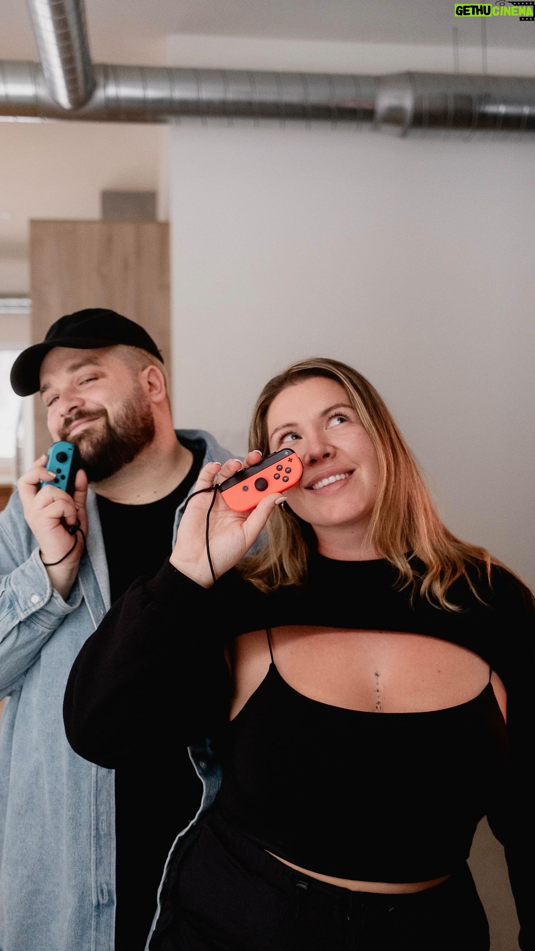 Camille D. Sperandio Instagram - It’s game night avec mes besties en jouant à @JustDanceGame ! Finito les soirées plates, maintenant, on danse et on s’amuse! #JustDance - pub