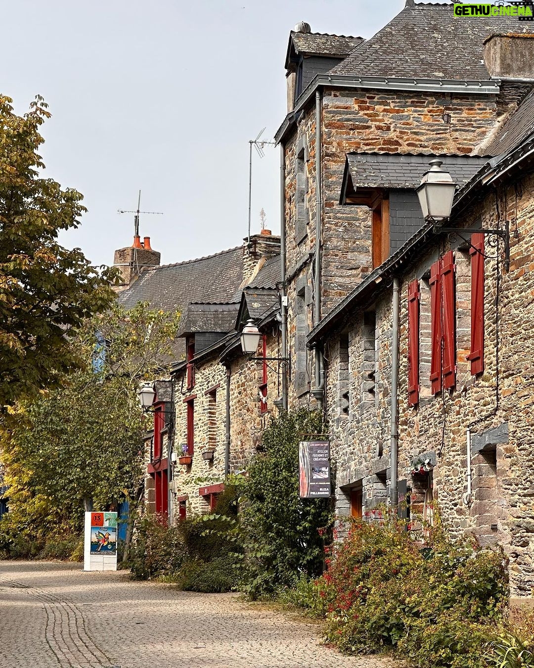 Camille D. Sperandio Instagram - 🌿 Retour aux sources @yvesrochercanada recap photo dump – 10 choses que j’ai aimé de mon trip à La Gacilly! 1 – premièrement, l’endroit !!! La Grée des landes est un espace complètement zen et magnifique. Dès notre arrivée, on s’est senti apaisé par le décor féerique, les jardins, les piscines. C’était un vrai petit paradis! 2- Le village de La Gacilly, tellement charmant! On y trouve boutiques et restaurants, c’est définitivement une ville à visiter en Bretagne! 3 – les moments précieux et de fou rire avec ma @noemiebannes 4 – tous les goodies @yvesrochercanada – tout ce qu’on a pu tester et découvrir comme produits! En plus d’en apprendre plus sur l’héritage de la marque. 5- les repas !!! On a mangé comme des rois. Des repas botaniques, crées par des aliments fraîchement cueillis de leur jardin. J’en rêve encore! 6- toute la gang ! Tellement reconnaissante d’avoir pu vivre ça avec toutes ces belles personnes-là! Go give them a follow 😊 7- l’atelier culinaire avec Mark Greenfield, une légende!!! (il a cuisiné entre autre pour la Reine, Prince et Elton John!) 8- en savoir plus sur les propriétés de l’édulis et de toutes les plantes clé du succès de Yves Rocher. Le pouvoir des plantes est fascinant!!! 9- Visite du FabLab où on a pu en apprendre plus sur la fabrication durable des crèmes naturelles et responsables - on a même pu en crée une de toute pièce! 10 – La maison familiale de Yves Rocher situé dans le centre de La Gacilly, là où tout a commencé en 1959! En tant que skincare fan, c’était un rêve de pouvoir m’envoler vers la France pour en découvrir sur une des marques qui a forgé mon enfance et qui a été littéralement mes premiers contacts avec le skincare. Un gros merci à toute l’équipe chez Yves Rocher et Charlotte de @rosepr pour ce merveilleux voyage de presse! #YvesRocher - invitation