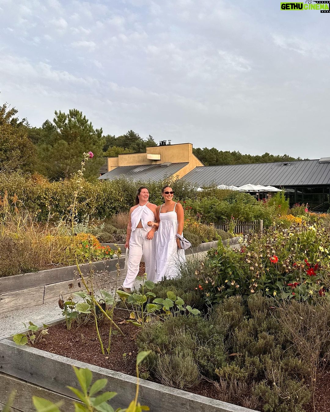 Camille D. Sperandio Instagram - 🌿 Retour aux sources @yvesrochercanada recap photo dump – 10 choses que j’ai aimé de mon trip à La Gacilly! 1 – premièrement, l’endroit !!! La Grée des landes est un espace complètement zen et magnifique. Dès notre arrivée, on s’est senti apaisé par le décor féerique, les jardins, les piscines. C’était un vrai petit paradis! 2- Le village de La Gacilly, tellement charmant! On y trouve boutiques et restaurants, c’est définitivement une ville à visiter en Bretagne! 3 – les moments précieux et de fou rire avec ma @noemiebannes 4 – tous les goodies @yvesrochercanada – tout ce qu’on a pu tester et découvrir comme produits! En plus d’en apprendre plus sur l’héritage de la marque. 5- les repas !!! On a mangé comme des rois. Des repas botaniques, crées par des aliments fraîchement cueillis de leur jardin. J’en rêve encore! 6- toute la gang ! Tellement reconnaissante d’avoir pu vivre ça avec toutes ces belles personnes-là ! Go give them a follow 😊 7- l’atelier culinaire avec Mark Greenfield, une légende!!! (il a cuisiné entre autre pour la Reine, Prince et Elton John!) 8- en savoir plus sur les propriétés de l’édulis et de toutes les plantes clé du succès de Yves Rocher. Le pouvoir des plantes est fascinant!!! 9- Visite du FabLab où on a pu en apprendre plus sur la fabrication durable des crèmes naturelles et responsables - on a même pu en crée une de toute pièce! 10 – La maison familiale de Yves Rocher situé dans le centre de La Gacilly, là où tout a commencé en 1959! En tant que skincare fan, c’était un rêve de pouvoir m’envoler vers la France pour en découvrir sur une des marques qui a forgé mon enfance et qui a été littéralement mes premiers contacts avec le skincare. Un gros merci à toute l’équipe chez Yves Rocher et Charlotte de @rosepr pour ce merveilleux voyage de presse! #YvesRocher - invitation
