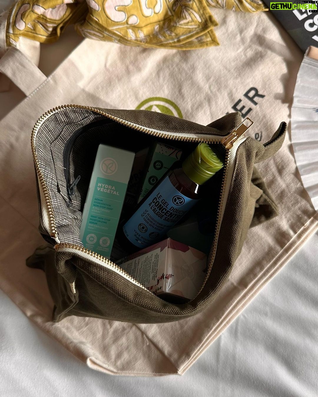 Camille D. Sperandio Instagram - 🌿 Retour aux sources @yvesrochercanada recap photo dump – 10 choses que j’ai aimé de mon trip à La Gacilly! 1 – premièrement, l’endroit !!! La Grée des landes est un espace complètement zen et magnifique. Dès notre arrivée, on s’est senti apaisé par le décor féerique, les jardins, les piscines. C’était un vrai petit paradis! 2- Le village de La Gacilly, tellement charmant! On y trouve boutiques et restaurants, c’est définitivement une ville à visiter en Bretagne! 3 – les moments précieux et de fou rire avec ma @noemiebannes 4 – tous les goodies @yvesrochercanada – tout ce qu’on a pu tester et découvrir comme produits! En plus d’en apprendre plus sur l’héritage de la marque. 5- les repas !!! On a mangé comme des rois. Des repas botaniques, crées par des aliments fraîchement cueillis de leur jardin. J’en rêve encore! 6- toute la gang ! Tellement reconnaissante d’avoir pu vivre ça avec toutes ces belles personnes-là ! Go give them a follow 😊 7- l’atelier culinaire avec Mark Greenfield, une légende!!! (il a cuisiné entre autre pour la Reine, Prince et Elton John!) 8- en savoir plus sur les propriétés de l’édulis et de toutes les plantes clé du succès de Yves Rocher. Le pouvoir des plantes est fascinant!!! 9- Visite du FabLab où on a pu en apprendre plus sur la fabrication durable des crèmes naturelles et responsables - on a même pu en crée une de toute pièce! 10 – La maison familiale de Yves Rocher situé dans le centre de La Gacilly, là où tout a commencé en 1959! En tant que skincare fan, c’était un rêve de pouvoir m’envoler vers la France pour en découvrir sur une des marques qui a forgé mon enfance et qui a été littéralement mes premiers contacts avec le skincare. Un gros merci à toute l’équipe chez Yves Rocher et Charlotte de @rosepr pour ce merveilleux voyage de presse! #YvesRocher - invitation