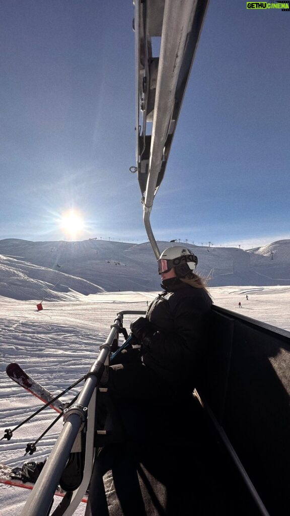 Camille D. Sperandio Instagram - WHAT A DREAM! Sauvegarde et envoie ce REEL à la personne avec qui tu aimerais faire un trip de ski à Val d’Isère! 🤍🎿
