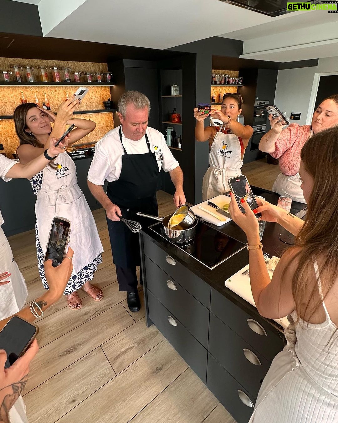 Camille D. Sperandio Instagram - 🌿 Retour aux sources @yvesrochercanada recap photo dump – 10 choses que j’ai aimé de mon trip à La Gacilly! 1 – premièrement, l’endroit !!! La Grée des landes est un espace complètement zen et magnifique. Dès notre arrivée, on s’est senti apaisé par le décor féerique, les jardins, les piscines. C’était un vrai petit paradis! 2- Le village de La Gacilly, tellement charmant! On y trouve boutiques et restaurants, c’est définitivement une ville à visiter en Bretagne! 3 – les moments précieux et de fou rire avec ma @noemiebannes 4 – tous les goodies @yvesrochercanada – tout ce qu’on a pu tester et découvrir comme produits! En plus d’en apprendre plus sur l’héritage de la marque. 5- les repas !!! On a mangé comme des rois. Des repas botaniques, crées par des aliments fraîchement cueillis de leur jardin. J’en rêve encore! 6- toute la gang ! Tellement reconnaissante d’avoir pu vivre ça avec toutes ces belles personnes-là ! Go give them a follow 😊 7- l’atelier culinaire avec Mark Greenfield, une légende!!! (il a cuisiné entre autre pour la Reine, Prince et Elton John!) 8- en savoir plus sur les propriétés de l’édulis et de toutes les plantes clé du succès de Yves Rocher. Le pouvoir des plantes est fascinant!!! 9- Visite du FabLab où on a pu en apprendre plus sur la fabrication durable des crèmes naturelles et responsables - on a même pu en crée une de toute pièce! 10 – La maison familiale de Yves Rocher situé dans le centre de La Gacilly, là où tout a commencé en 1959! En tant que skincare fan, c’était un rêve de pouvoir m’envoler vers la France pour en découvrir sur une des marques qui a forgé mon enfance et qui a été littéralement mes premiers contacts avec le skincare. Un gros merci à toute l’équipe chez Yves Rocher et Charlotte de @rosepr pour ce merveilleux voyage de presse! #YvesRocher - invitation
