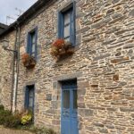 Camille D. Sperandio Instagram - 🌿 Retour aux sources @yvesrochercanada recap photo dump – 10 choses que j’ai aimé de mon trip à La Gacilly! 1 – premièrement, l’endroit !!! La Grée des landes est un espace complètement zen et magnifique. Dès notre arrivée, on s’est senti apaisé par le décor féerique, les jardins, les piscines. C’était un vrai petit paradis! 2- Le village de La Gacilly, tellement charmant! On y trouve boutiques et restaurants, c’est définitivement une ville à visiter en Bretagne! 3 – les moments précieux et de fou rire avec ma @noemiebannes 4 – tous les goodies @yvesrochercanada – tout ce qu’on a pu tester et découvrir comme produits! En plus d’en apprendre plus sur l’héritage de la marque. 5- les repas !!! On a mangé comme des rois. Des repas botaniques, crées par des aliments fraîchement cueillis de leur jardin. J’en rêve encore! 6- toute la gang ! Tellement reconnaissante d’avoir pu vivre ça avec toutes ces belles personnes-là! Go give them a follow 😊 7- l’atelier culinaire avec Mark Greenfield, une légende!!! (il a cuisiné entre autre pour la Reine, Prince et Elton John!) 8- en savoir plus sur les propriétés de l’édulis et de toutes les plantes clé du succès de Yves Rocher. Le pouvoir des plantes est fascinant!!! 9- Visite du FabLab où on a pu en apprendre plus sur la fabrication durable des crèmes naturelles et responsables - on a même pu en crée une de toute pièce! 10 – La maison familiale de Yves Rocher situé dans le centre de La Gacilly, là où tout a commencé en 1959! En tant que skincare fan, c’était un rêve de pouvoir m’envoler vers la France pour en découvrir sur une des marques qui a forgé mon enfance et qui a été littéralement mes premiers contacts avec le skincare. Un gros merci à toute l’équipe chez Yves Rocher et Charlotte de @rosepr pour ce merveilleux voyage de presse! #YvesRocher - invitation