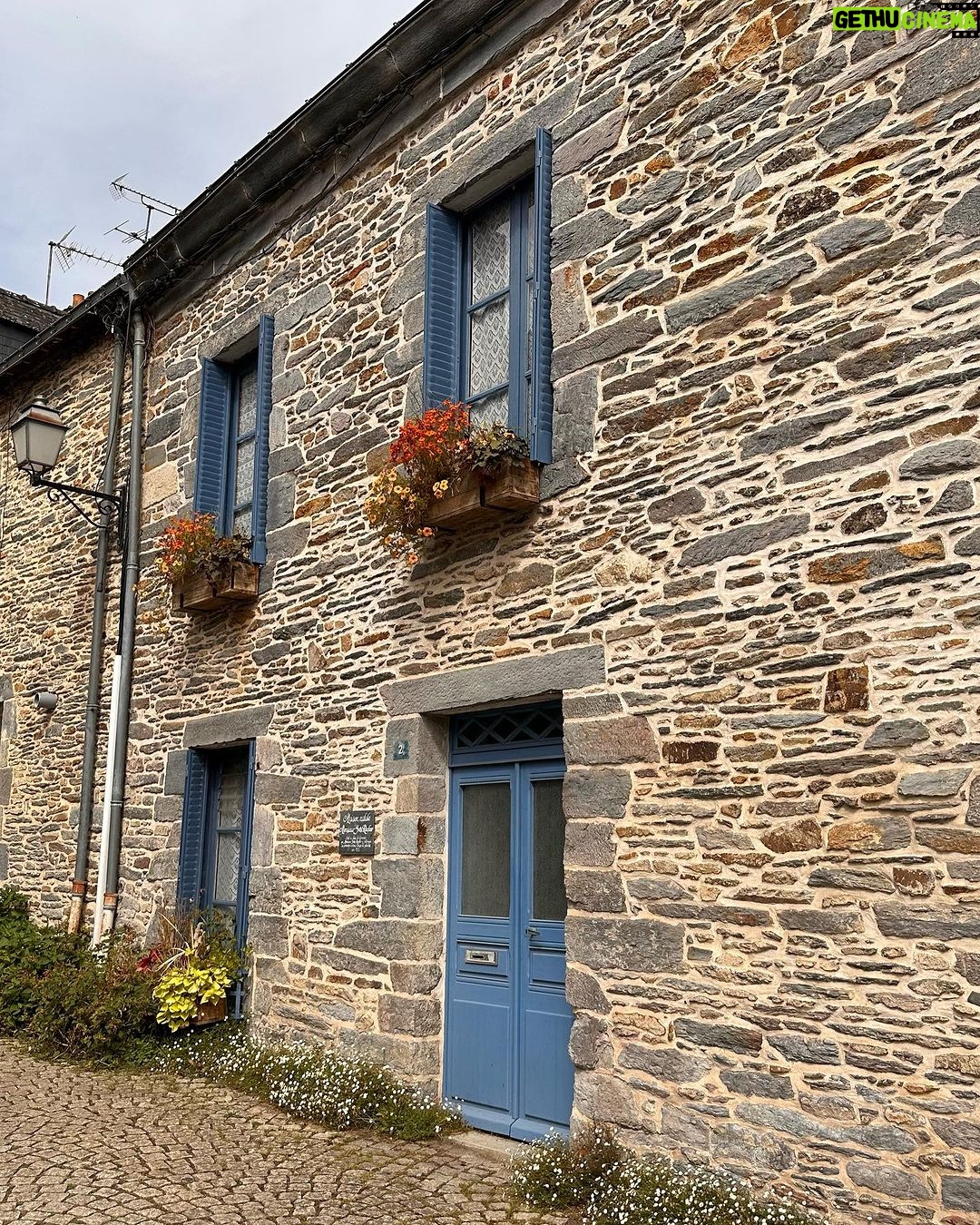Camille D. Sperandio Instagram - 🌿 Retour aux sources @yvesrochercanada recap photo dump – 10 choses que j’ai aimé de mon trip à La Gacilly! 1 – premièrement, l’endroit !!! La Grée des landes est un espace complètement zen et magnifique. Dès notre arrivée, on s’est senti apaisé par le décor féerique, les jardins, les piscines. C’était un vrai petit paradis! 2- Le village de La Gacilly, tellement charmant! On y trouve boutiques et restaurants, c’est définitivement une ville à visiter en Bretagne! 3 – les moments précieux et de fou rire avec ma @noemiebannes 4 – tous les goodies @yvesrochercanada – tout ce qu’on a pu tester et découvrir comme produits! En plus d’en apprendre plus sur l’héritage de la marque. 5- les repas !!! On a mangé comme des rois. Des repas botaniques, crées par des aliments fraîchement cueillis de leur jardin. J’en rêve encore! 6- toute la gang ! Tellement reconnaissante d’avoir pu vivre ça avec toutes ces belles personnes-là! Go give them a follow 😊 7- l’atelier culinaire avec Mark Greenfield, une légende!!! (il a cuisiné entre autre pour la Reine, Prince et Elton John!) 8- en savoir plus sur les propriétés de l’édulis et de toutes les plantes clé du succès de Yves Rocher. Le pouvoir des plantes est fascinant!!! 9- Visite du FabLab où on a pu en apprendre plus sur la fabrication durable des crèmes naturelles et responsables - on a même pu en crée une de toute pièce! 10 – La maison familiale de Yves Rocher situé dans le centre de La Gacilly, là où tout a commencé en 1959! En tant que skincare fan, c’était un rêve de pouvoir m’envoler vers la France pour en découvrir sur une des marques qui a forgé mon enfance et qui a été littéralement mes premiers contacts avec le skincare. Un gros merci à toute l’équipe chez Yves Rocher et Charlotte de @rosepr pour ce merveilleux voyage de presse! #YvesRocher - invitation