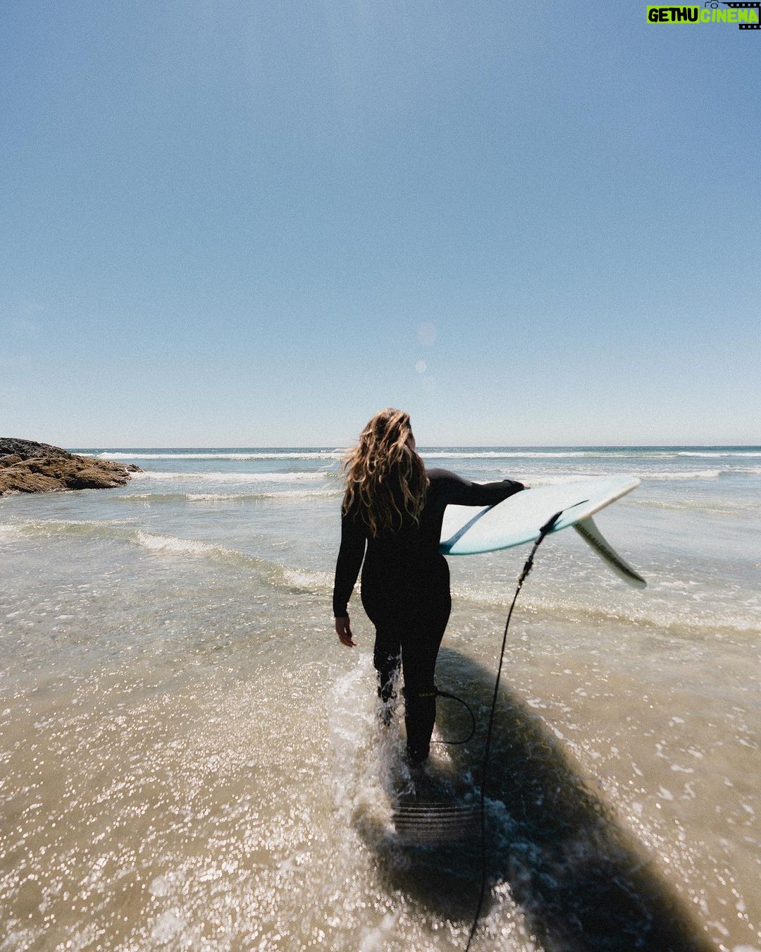 Camille D. Sperandio Instagram - il y a un an, on revenait à Montréal après nos 5 mois à vivre dans notre roulotte à Tofino. 5 mois de liberté et de prise de conscience qui m’ont fait grandement évoluer. Forever grateful 🤍🫶🏼 Tofino, British Columbia