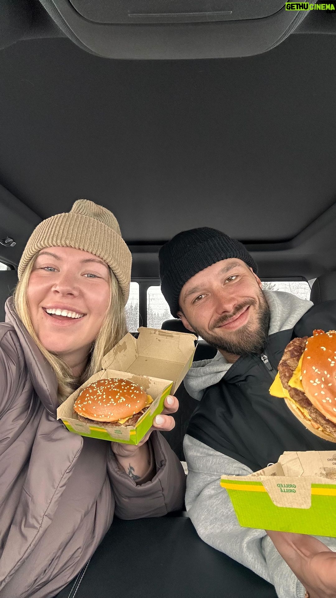 Camille D. Sperandio Instagram - Taste test du Quart de livre BBQ à l’érable avec bacon! Rien de mieux qu’un bon @McDoCanada après un voyage, n’est-ce pas? Pour la troisième année consécutive, Cole Caulfield est le McJoueur, tu parles d’un tour du chapeau! 🍔 Disponible via la McLivraison, l’appli McDonald’s ou au service au volant! Enjoy!