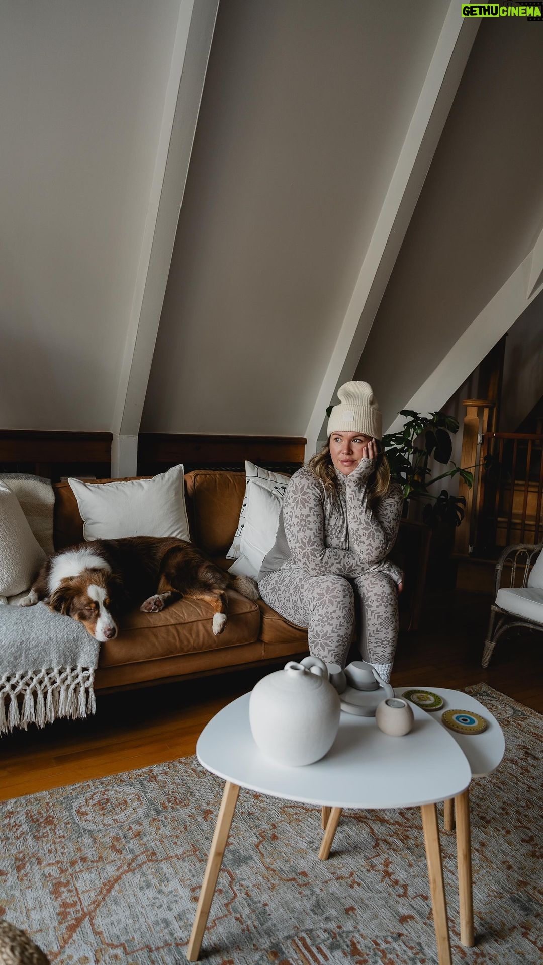 Camille D. Sperandio Instagram - C’est enfin la saison hivernale et j’ai sincèrement hâte d’enfiler mes bottes de ski! Ma place de prédilection pour m’équiper pour la saison hivernale et m’assurer d’avoir le meilleur service a toujours été chez @sportsexperts. J’ai eu un réel coup de cœur dès que j’ai vu ce magnifique ensemble Helly Hansen, j’ai choisi également des skis Atomic et des bottes K2, et pour terminer j’ai assemblé avec des accessoires comme un casque Smith, des lunettes Oakley, une tuque The North Face et des mitaines Auclair. Rendez-vous dans un magasin Sports Experts près de chez vous! #pub