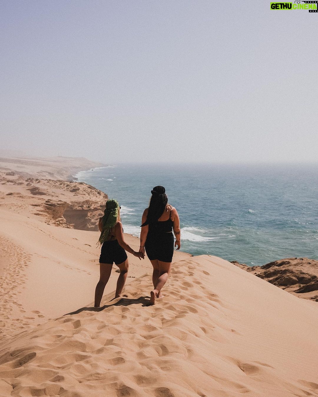 Camille D. Sperandio Instagram - I’m feeling 32 🎉 — another trip around the sun 🌞 Quelle immense chance et magnifique privilège de pouvoir célébrer mes 32 ans. En faisant un survol de ma dernière année — qui avait commencé, rappelons-nous, avec un accident de surf — je ne m’aurais JAMAIS attendue à vivre autant de choses cette année. À travers le lancement de mon balado, plusieurs voyages transformateurs, une retraite spirituelle au Maroc, ma face dans les métros, et plein de beaux moments remplis de connexion et d’amour, j’ai tellement appris et grandie. Je suis tellement reconnaissante de cette vie et je ne la prendrai jamais pour acquis. Pour terminer, merci d’être là. Merci pour votre bienveillance, pour votre support. Je commence cette 32e année avec plein d’énergie et remplie de gratitude 🦋🌀✨🫂💛
