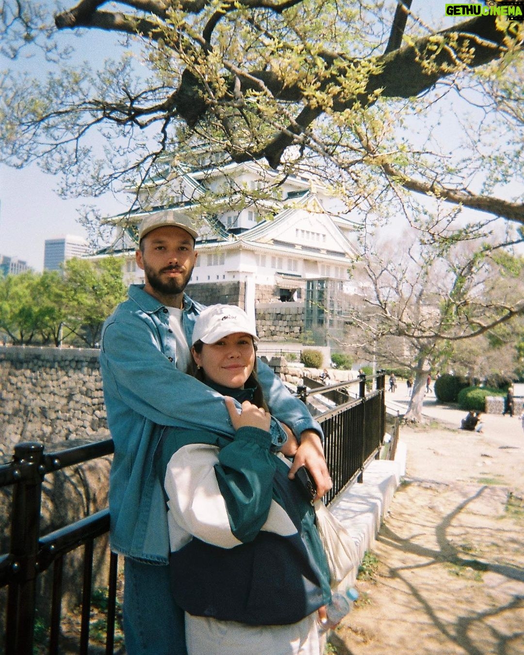 Camille D. Sperandio Instagram - I’m feeling 32 🎉 — another trip around the sun 🌞 Quelle immense chance et magnifique privilège de pouvoir célébrer mes 32 ans. En faisant un survol de ma dernière année — qui avait commencé, rappelons-nous, avec un accident de surf — je ne m’aurais JAMAIS attendue à vivre autant de choses cette année. À travers le lancement de mon balado, plusieurs voyages transformateurs, une retraite spirituelle au Maroc, ma face dans les métros, et plein de beaux moments remplis de connexion et d’amour, j’ai tellement appris et grandie. Je suis tellement reconnaissante de cette vie et je ne la prendrai jamais pour acquis. Pour terminer, merci d’être là. Merci pour votre bienveillance, pour votre support. Je commence cette 32e année avec plein d’énergie et remplie de gratitude 🦋🌀✨🫂💛