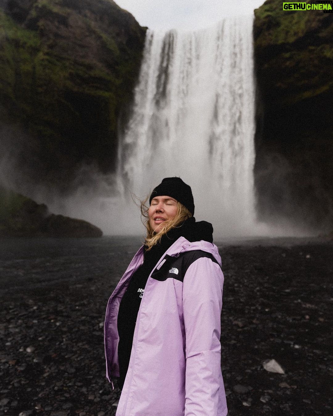 Camille D. Sperandio Instagram - I’m feeling 32 🎉 — another trip around the sun 🌞 Quelle immense chance et magnifique privilège de pouvoir célébrer mes 32 ans. En faisant un survol de ma dernière année — qui avait commencé, rappelons-nous, avec un accident de surf — je ne m’aurais JAMAIS attendue à vivre autant de choses cette année. À travers le lancement de mon balado, plusieurs voyages transformateurs, une retraite spirituelle au Maroc, ma face dans les métros, et plein de beaux moments remplis de connexion et d’amour, j’ai tellement appris et grandie. Je suis tellement reconnaissante de cette vie et je ne la prendrai jamais pour acquis. Pour terminer, merci d’être là. Merci pour votre bienveillance, pour votre support. Je commence cette 32e année avec plein d’énergie et remplie de gratitude 🦋🌀✨🫂💛
