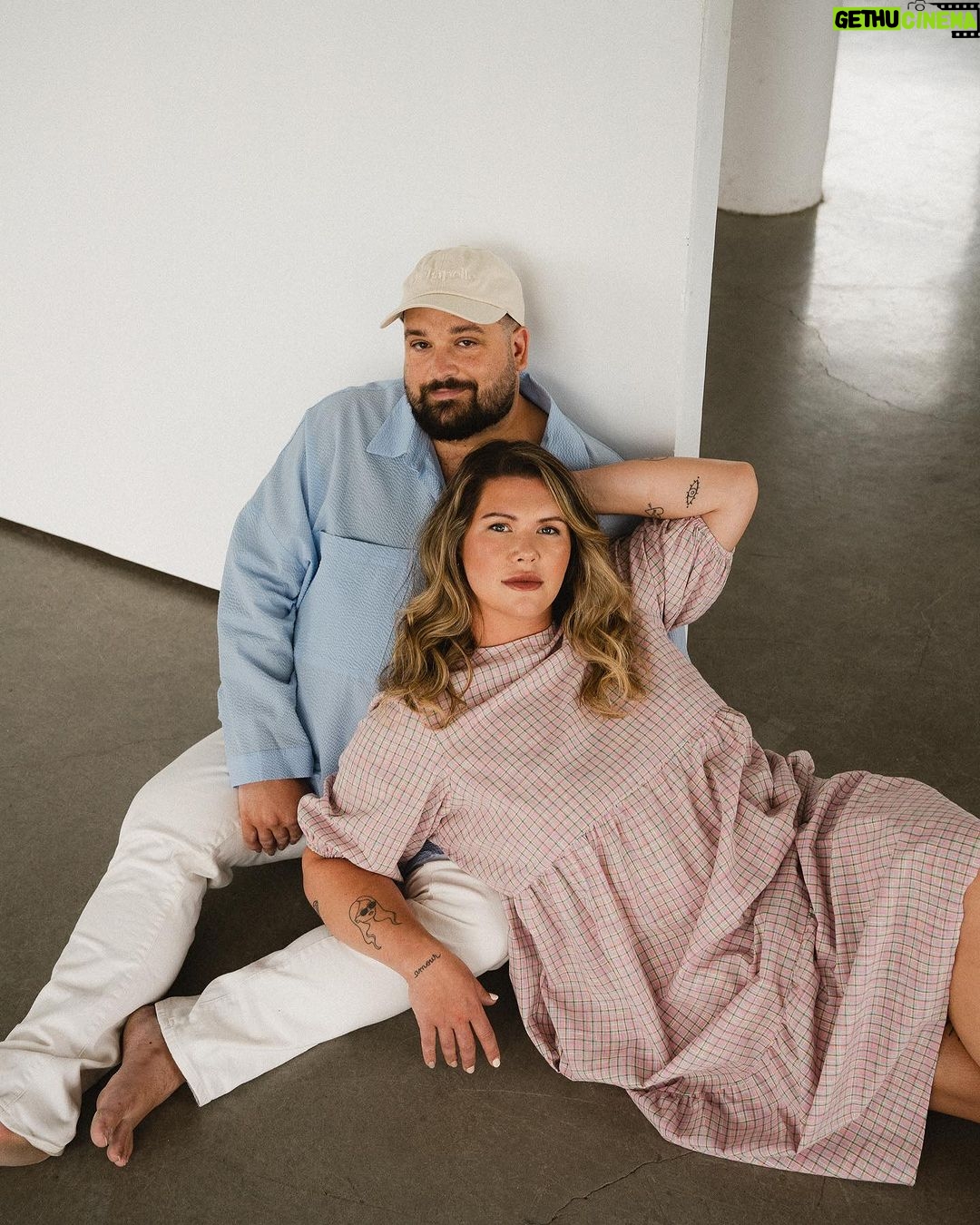 Camille D. Sperandio Instagram - I’m feeling 32 🎉 — another trip around the sun 🌞 Quelle immense chance et magnifique privilège de pouvoir célébrer mes 32 ans. En faisant un survol de ma dernière année — qui avait commencé, rappelons-nous, avec un accident de surf — je ne m’aurais JAMAIS attendue à vivre autant de choses cette année. À travers le lancement de mon balado, plusieurs voyages transformateurs, une retraite spirituelle au Maroc, ma face dans les métros, et plein de beaux moments remplis de connexion et d’amour, j’ai tellement appris et grandie. Je suis tellement reconnaissante de cette vie et je ne la prendrai jamais pour acquis. Pour terminer, merci d’être là. Merci pour votre bienveillance, pour votre support. Je commence cette 32e année avec plein d’énergie et remplie de gratitude 🦋🌀✨🫂💛