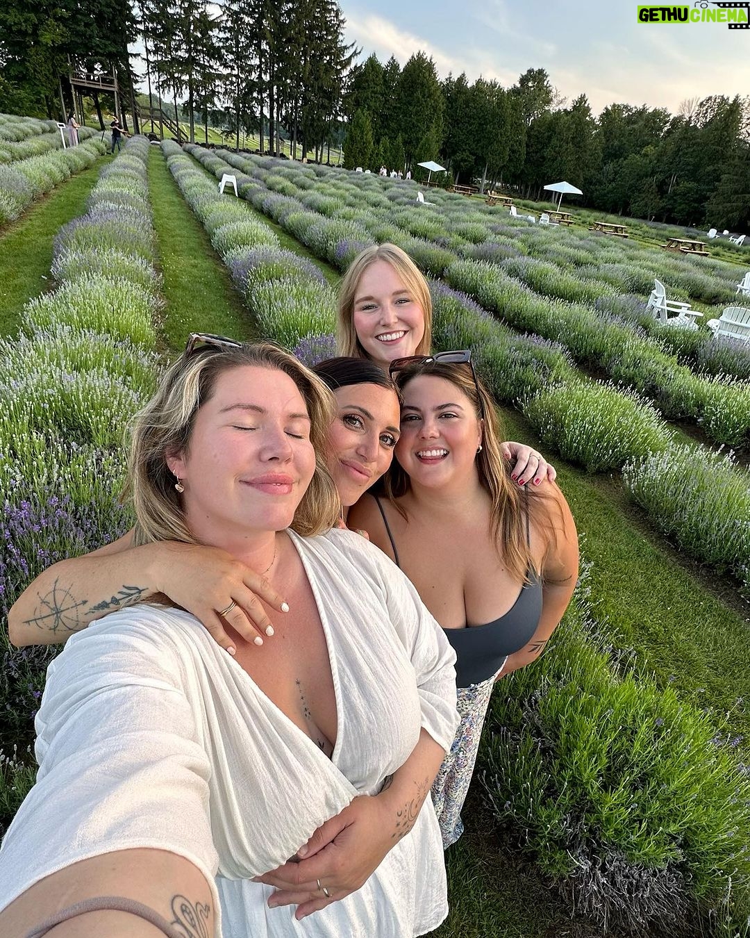 Camille D. Sperandio Instagram - juillet 2023 photo dump 🪻🦋🪐💖🌵