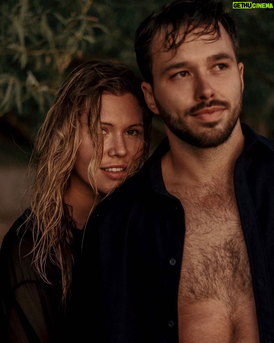 Camille D. Sperandio Instagram - 🔊🔊🔊 C’est la fête de ma personne PRÉFÉRÉE au monde @guillaume.stamand 🦅✨👽🍄🥑 10 photos ne sont pas assez pour démontrer tous les beaux moments qu’on passe ensemble mais voici un bref résumé. 1- nos 8 mois à Tofino qui ont changés nos vies (photo @kahryssa_vee ) 2- nos séances FaceTime quand t’habitais en Australie avant qu’on sorte ensemble 3- notre tout premier Noël ensemble 4- notre voyage à Hawaï où tu m’as dis que tu m’aimais 5- notre premier shooting photo de couple (photo @valiegb ) 6- t’es le best dog dad ever 7- notre tite famille 🤍 8- ces moments parfaits sur la route aux USA 9- à tous les sunsets ensemble 10- à nos moments de complicité 🤍 JE T’AIME ! Bonne fête my love 🤍