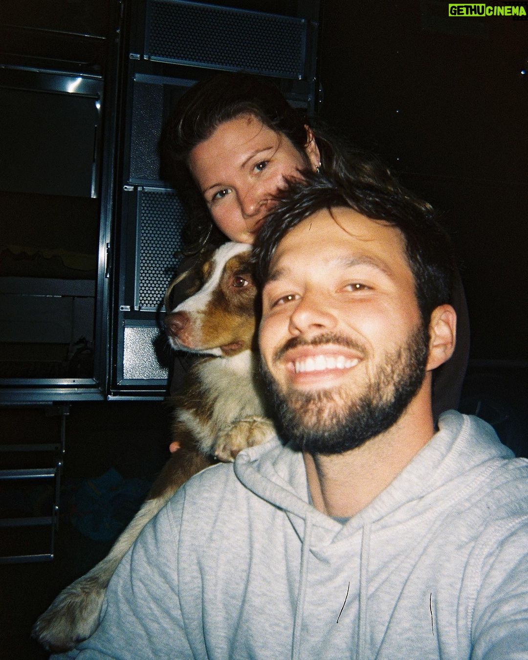Camille D. Sperandio Instagram - 🔊🔊🔊 C’est la fête de ma personne PRÉFÉRÉE au monde @guillaume.stamand 🦅✨👽🍄🥑 10 photos ne sont pas assez pour démontrer tous les beaux moments qu’on passe ensemble mais voici un bref résumé. 1- nos 8 mois à Tofino qui ont changés nos vies (photo @kahryssa_vee ) 2- nos séances FaceTime quand t’habitais en Australie avant qu’on sorte ensemble 3- notre tout premier Noël ensemble 4- notre voyage à Hawaï où tu m’as dis que tu m’aimais 5- notre premier shooting photo de couple (photo @valiegb ) 6- t’es le best dog dad ever 7- notre tite famille 🤍 8- ces moments parfaits sur la route aux USA 9- à tous les sunsets ensemble 10- à nos moments de complicité 🤍 JE T’AIME ! Bonne fête my love 🤍