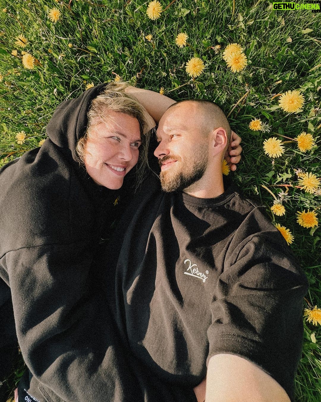 Camille D. Sperandio Instagram - 🔊🔊🔊 C’est la fête de ma personne PRÉFÉRÉE au monde @guillaume.stamand 🦅✨👽🍄🥑 10 photos ne sont pas assez pour démontrer tous les beaux moments qu’on passe ensemble mais voici un bref résumé. 1- nos 8 mois à Tofino qui ont changés nos vies (photo @kahryssa_vee ) 2- nos séances FaceTime quand t’habitais en Australie avant qu’on sorte ensemble 3- notre tout premier Noël ensemble 4- notre voyage à Hawaï où tu m’as dis que tu m’aimais 5- notre premier shooting photo de couple (photo @valiegb ) 6- t’es le best dog dad ever 7- notre tite famille 🤍 8- ces moments parfaits sur la route aux USA 9- à tous les sunsets ensemble 10- à nos moments de complicité 🤍 JE T’AIME ! Bonne fête my love 🤍