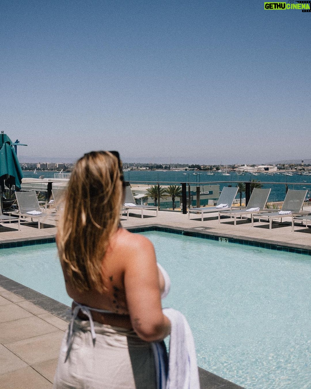 Camille D. Sperandio Instagram - San Diego vient officiellement de se dresser au sommets de mes villes préférées par sa proximité de la mer, le vaste choix de cafés/restaurants, les activités plein air disponibles et les paysages à couper le souffle! Non mais tsé !?!? 😍 Visiter San Diego et les environs est tellement facile d’accès. @aircanada propose un vol sans escale de seulement 5H et le booking d’hôtels (et la location d’auto!) est facile/disponible grâce au programme BonPlan à @aeroplan — pour plus d’infos sur mon itinéraire, rendez-vous dans ma pastille sur mon profil! Et surtout, n’hésitez pas à m’écrire pour mes conseils! ☺️ Bon voyage! #pub San Diego, California