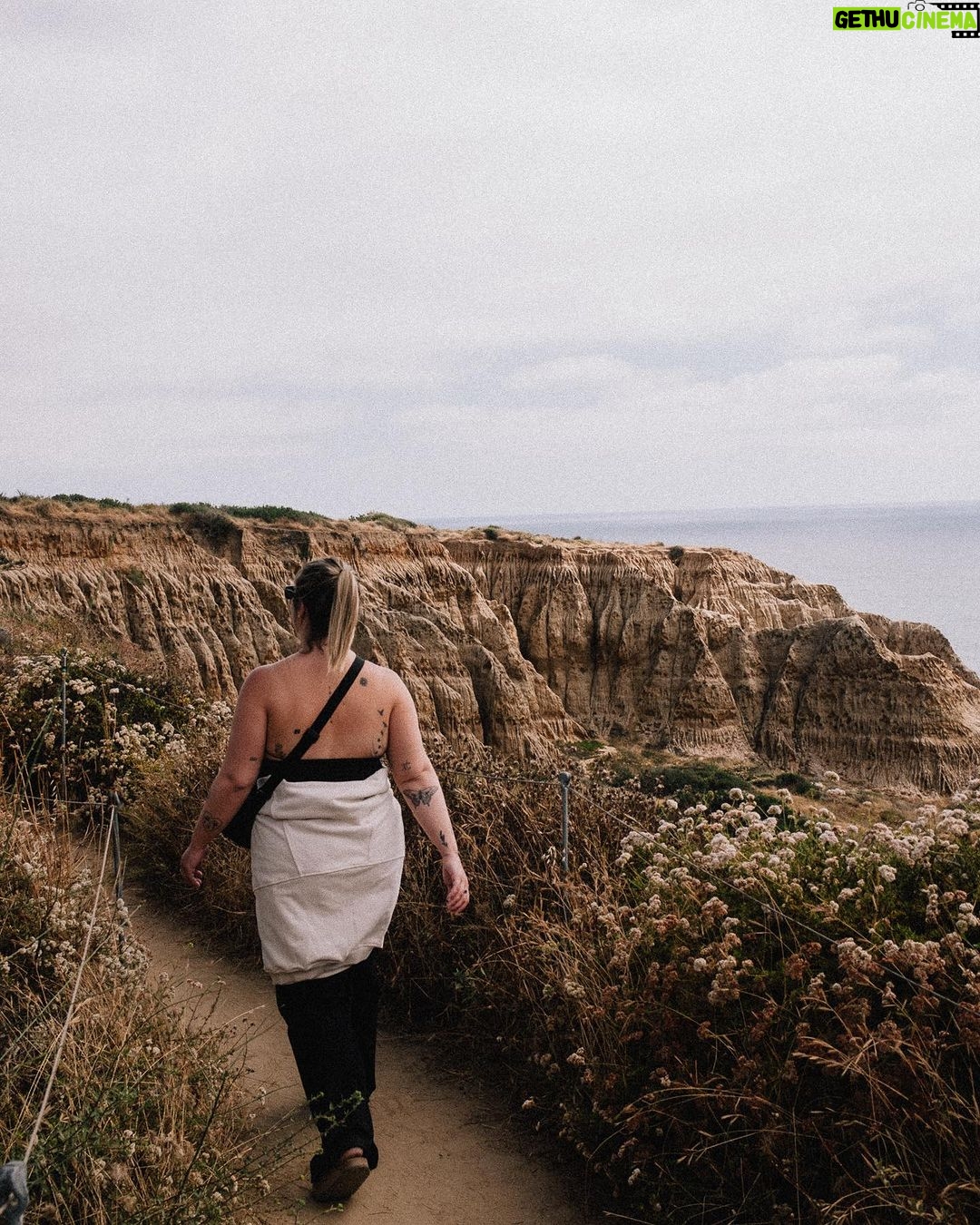 Camille D. Sperandio Instagram - San Diego vient officiellement de se dresser au sommets de mes villes préférées par sa proximité de la mer, le vaste choix de cafés/restaurants, les activités plein air disponibles et les paysages à couper le souffle! Non mais tsé !?!? 😍 Visiter San Diego et les environs est tellement facile d’accès. @aircanada propose un vol sans escale de seulement 5H et le booking d’hôtels (et la location d’auto!) est facile/disponible grâce au programme BonPlan à @aeroplan — pour plus d’infos sur mon itinéraire, rendez-vous dans ma pastille sur mon profil! Et surtout, n’hésitez pas à m’écrire pour mes conseils! ☺️ Bon voyage! #pub San Diego, California