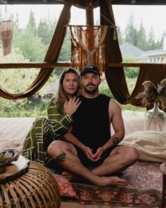 Camille D. Sperandio Instagram - On a eu le privilège d’être devant et derrière la caméra pour le podcast Le Safe Space de @doshayogacommunity et notre épisode sort aujourd’hui 🥹 On parle entre autre de l’éveil à deux, la création de contenu consciente, les voyages et comment trouver l’harmonie spirituelle dans notre couple. Merci la DoshaFamilia pour votre confiance 🫂🤍