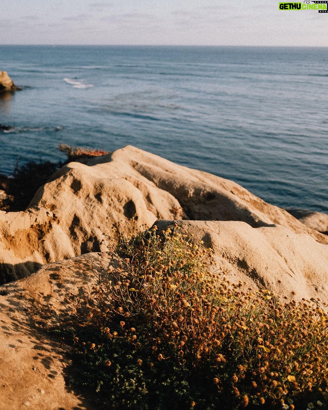 Camille D. Sperandio Instagram - San Diego vient officiellement de se dresser au sommets de mes villes préférées par sa proximité de la mer, le vaste choix de cafés/restaurants, les activités plein air disponibles et les paysages à couper le souffle! Non mais tsé !?!? 😍 Visiter San Diego et les environs est tellement facile d’accès. @aircanada propose un vol sans escale de seulement 5H et le booking d’hôtels (et la location d’auto!) est facile/disponible grâce au programme BonPlan à @aeroplan — pour plus d’infos sur mon itinéraire, rendez-vous dans ma pastille sur mon profil! Et surtout, n’hésitez pas à m’écrire pour mes conseils! ☺️ Bon voyage! #pub San Diego, California