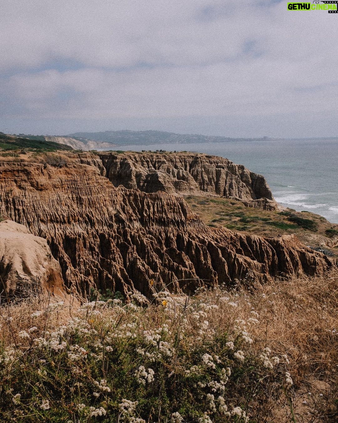 Camille D. Sperandio Instagram - San Diego vient officiellement de se dresser au sommets de mes villes préférées par sa proximité de la mer, le vaste choix de cafés/restaurants, les activités plein air disponibles et les paysages à couper le souffle! Non mais tsé !?!? 😍 Visiter San Diego et les environs est tellement facile d’accès. @aircanada propose un vol sans escale de seulement 5H et le booking d’hôtels (et la location d’auto!) est facile/disponible grâce au programme BonPlan à @aeroplan — pour plus d’infos sur mon itinéraire, rendez-vous dans ma pastille sur mon profil! Et surtout, n’hésitez pas à m’écrire pour mes conseils! ☺️ Bon voyage! #pub San Diego, California