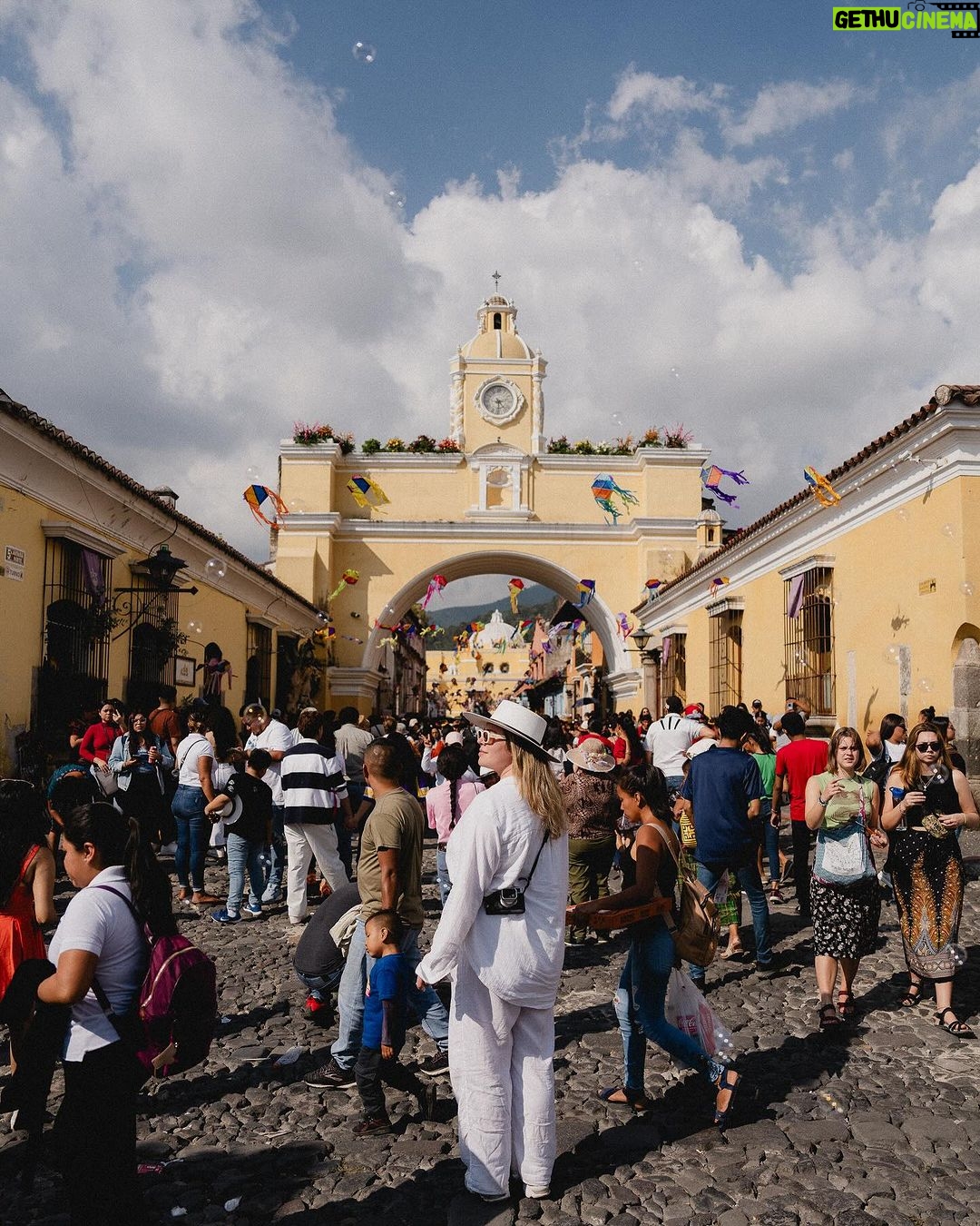 Camille D. Sperandio Instagram - Antigua, tu m’as charmé par tes couleurs vives, ton effervescence, ton accueil et ta capacité à vivre le moment présent. 🤍 Antigua Guatemala, Sacatepequez