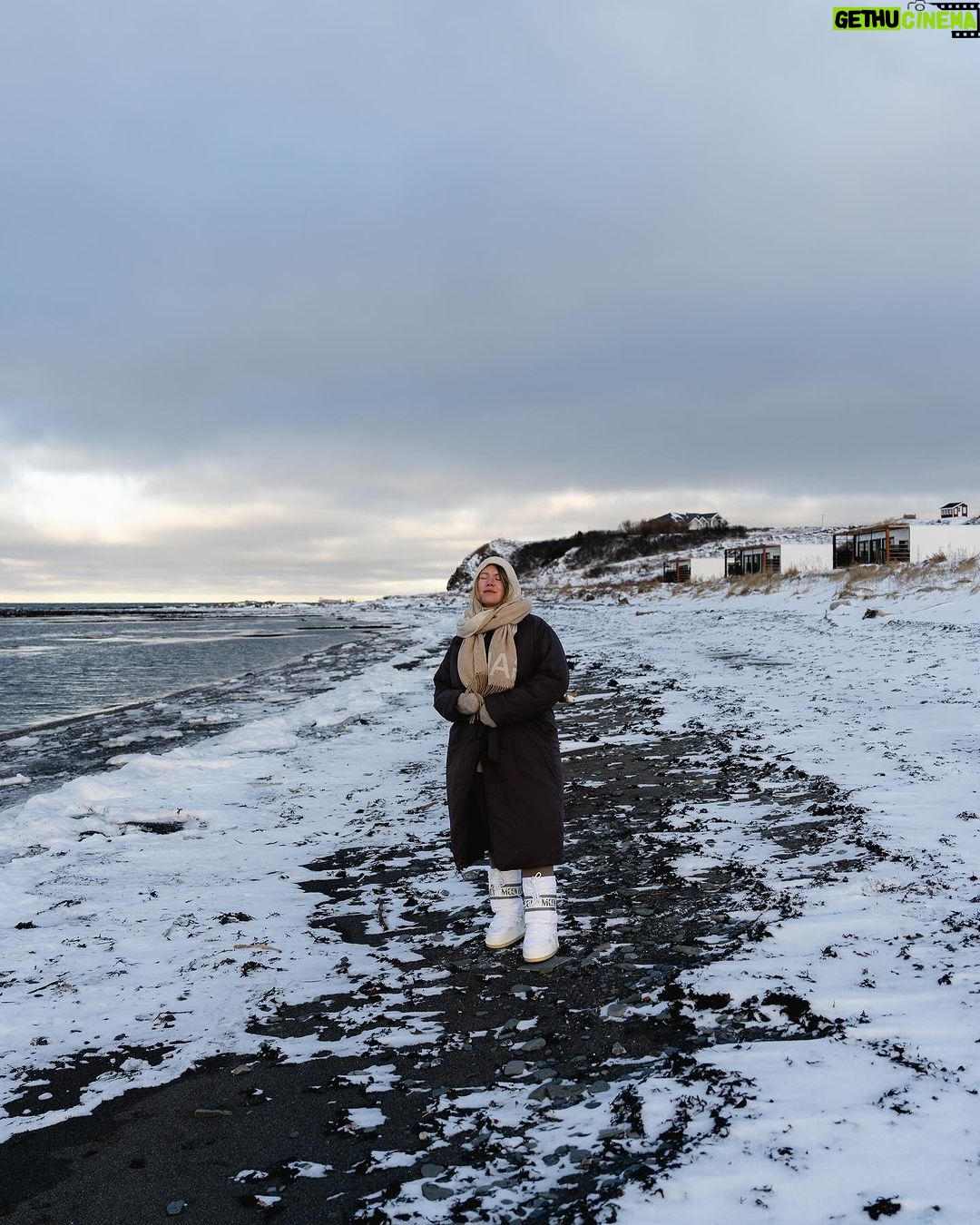 Camille D. Sperandio Instagram - l’air frais du fleuve >>>