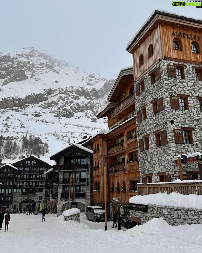 Camille D. Sperandio Instagram - Val d’Isère, first ski trip, le photodump. 🤍 📍 @clubmedalpes Robe @maisonlprn Val-d'Isère