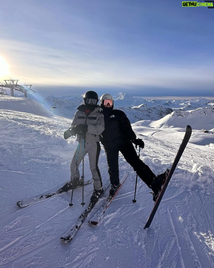 Camille D. Sperandio Instagram - Val d’Isère, first ski trip, le photodump. 🤍 📍 @clubmedalpes Robe @maisonlprn Val-d'Isère