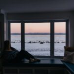 Camille D. Sperandio Instagram - En amour avec cet endroit paisible 🤍 Identifie les personnes avec qui tu aimerais dormir dans ce magnifique chalet sur le bord du fleuve! Promis ça calme l’esprit d’être ici 🧸💭🧺🐚🤍 📍 @maisonfleuve — Kamouraska