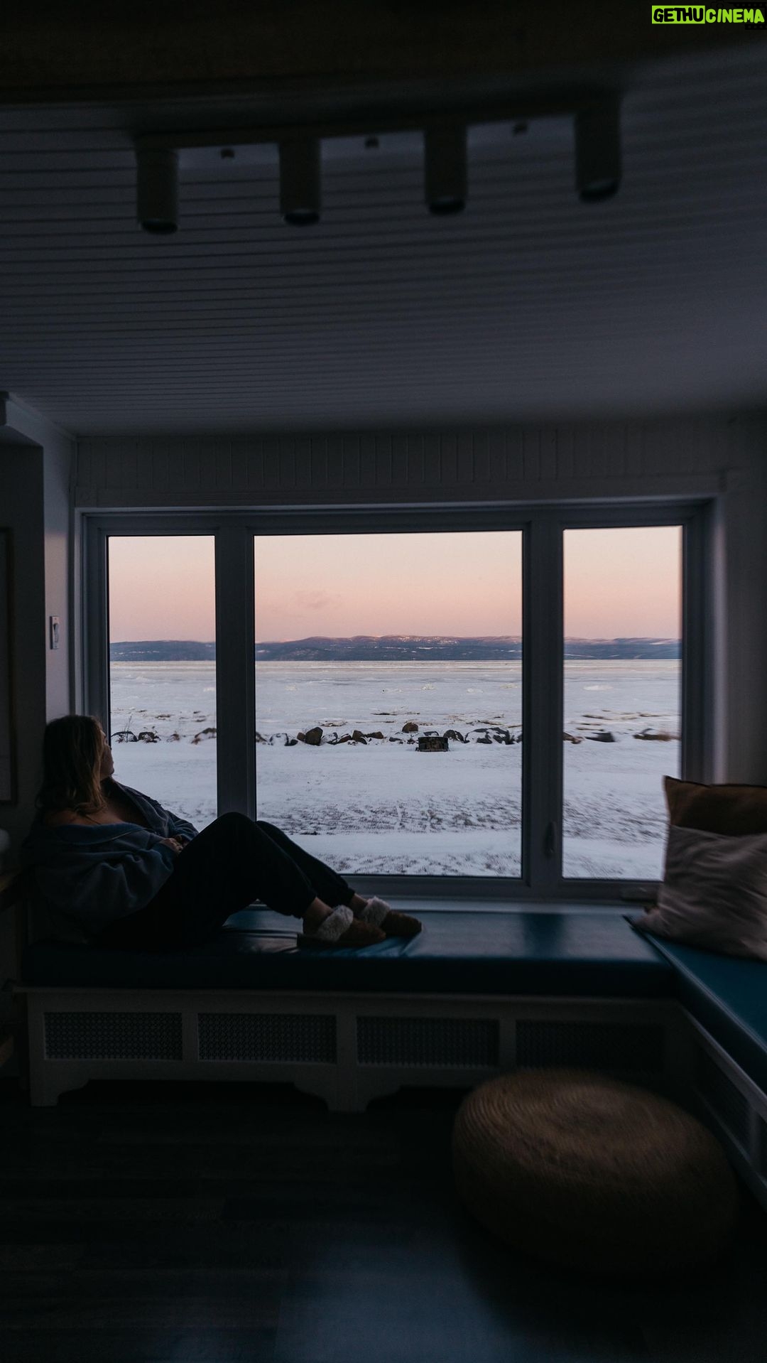 Camille D. Sperandio Instagram - En amour avec cet endroit paisible 🤍 Identifie les personnes avec qui tu aimerais dormir dans ce magnifique chalet sur le bord du fleuve! Promis ça calme l’esprit d’être ici 🧸💭🧺🐚🤍 📍 @maisonfleuve — Kamouraska