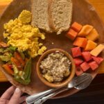 Camille D. Sperandio Instagram - food for the soul 🙏🏻 j’ai incroyablement bien mangé ici. Des aliments riches, raw et colorés, nothing best 🍌🥑🍍