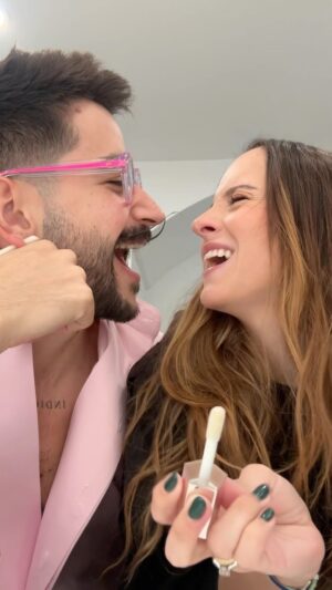 Camilo Instagram - 4 años casados. Ya hicimos la cuenta y son casi 1500 días desde que nos propusimos estar juntos por el resto de nuestras vidas 💍 
Estamos yendo a cenar pero queríamos decirles gracias por darle tanto amor a #PLIS 🙏🏼 que ya salió! 🌴☺️
Vayan a escucharla.