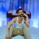 Camilo Instagram - “No Se Vale” es pa bailar amasisao. Amasisao es con Z?? Jajaja Esta canción es para la persona que se quedó atrás, volviéndose gris mientras se le pasan las horas extrañando lo que fue y parece que no volverá a ser. A BAILAAAAAAAR LAS PENAS!!!! Link en biooo