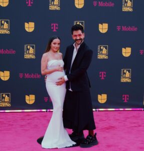 Camilo Instagram - Felices de estar juntos, haciendo lo que amamos, a punto de cantar y aparte muy nominadossss 🤍 Graciasss @premiolonuestro @univision