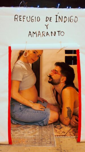 Camilo Instagram - Este poema me lo escribió Camilo antes de enterarnos que estábamos esperándote. En un vuelo de Madrid a Miami empezamos a imaginarte con nombre y un par de semanas después supimos que ya nos venías acompañando. Qué ilusión nos da conocerte. Tu hermana mayor ya te quiere cuidar. Amaranto, nos sentimos honrados de ser tus papás. Gracias Dios por el privilegio de ser su hogar. 
Oficialmente los Echeverri-Reglero somos CUATRO.