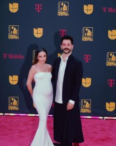Camilo Instagram - Felices de estar juntos, haciendo lo que amamos, a punto de cantar y aparte muy nominadossss 🤍 Graciasss @premiolonuestro @univision