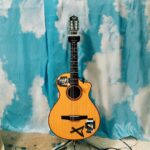 Camilo Instagram - Nos juntamos 17 músicos a tocar en El Taller Creativo. Cuando contamos “un, dos, tres, cuatro” todos nos hicimos una sola cosa. Ese “un” que rompió el silencio alineó todos los corazones que estábamos ahí, grabando música y video al mismo tiempo, en la misma toma. El plan era grabar PLIS, y terminamos grabando dos canciones más. Así que este miércoles 7 sale “un”. Y La Tribu va a tener tres excusas pa bailar como un hp. Bailen mucho. PLIS.