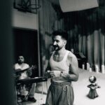 Camilo Instagram - Nos juntamos 17 músicos a tocar en El Taller Creativo. Cuando contamos “un, dos, tres, cuatro” todos nos hicimos una sola cosa. Ese “un” que rompió el silencio alineó todos los corazones que estábamos ahí, grabando música y video al mismo tiempo, en la misma toma. El plan era grabar PLIS, y terminamos grabando dos canciones más. Así que este miércoles 7 sale “un”. Y La Tribu va a tener tres excusas pa bailar como un hp. Bailen mucho. PLIS.