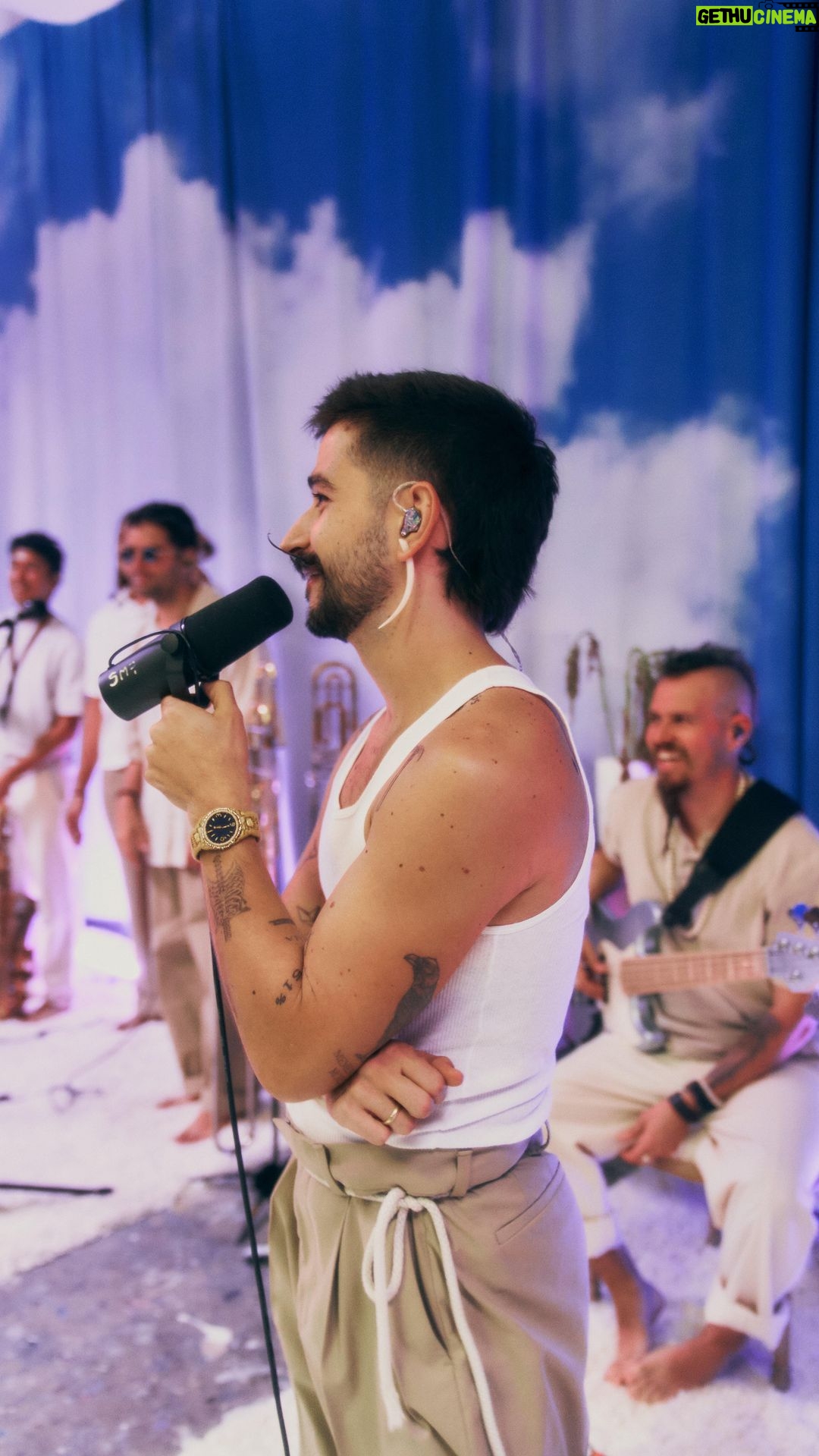 Camilo Instagram - Amo todos los videos que han hecho cantando y bailando PLIS, No Se Vale y Gordo! Quería contarles un poco de lo que pasó durante las grabaciones. Sabían que grabamos en vivo, en bloque las 3 canciones? Nos juntamos con un montón de gente muy talentosa en ETC. Un sueño cumplido ☁️ Link en mi bio para ver y escuchar todo de “un” 💿